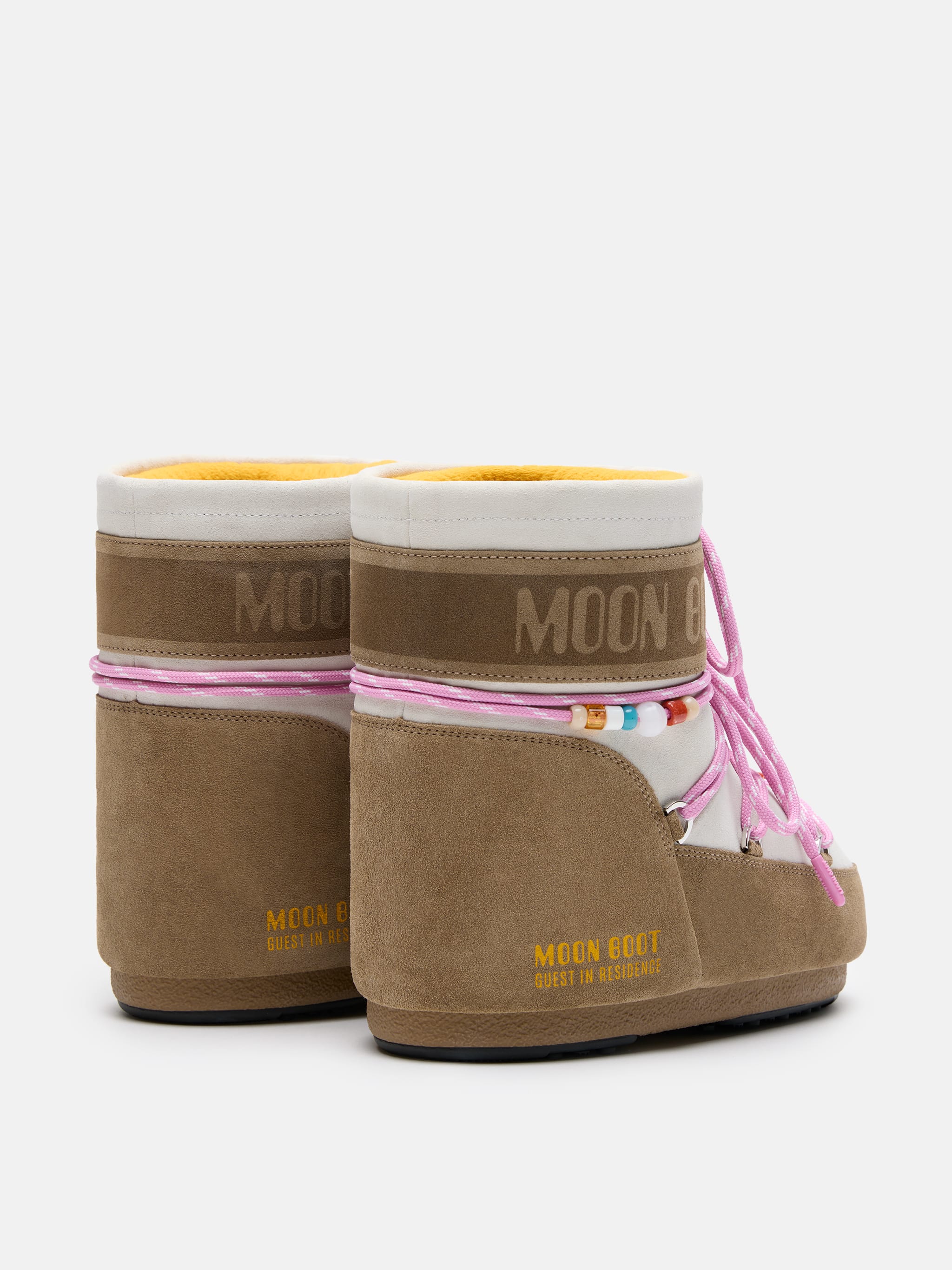 MOON BOOT X GUEST IN RESIDENCE ICON LOW HONNING & VIT SAND BEADADE SUEDE SKO