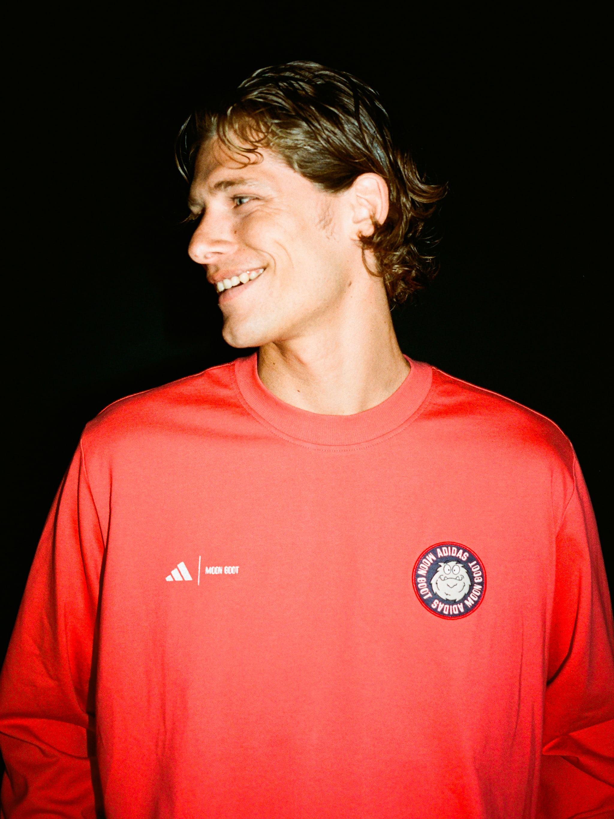 ADIDAS X MOON BOOT RÖD LONG SLEEVE T-SHIRT